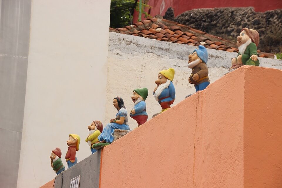snow white garden gnomes